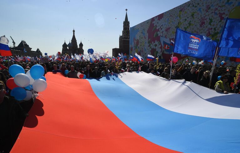 Участники первомайской демонстрации на Красной площади