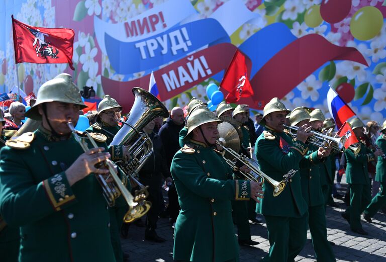 Участники первомайской демонстрации на Красной площади