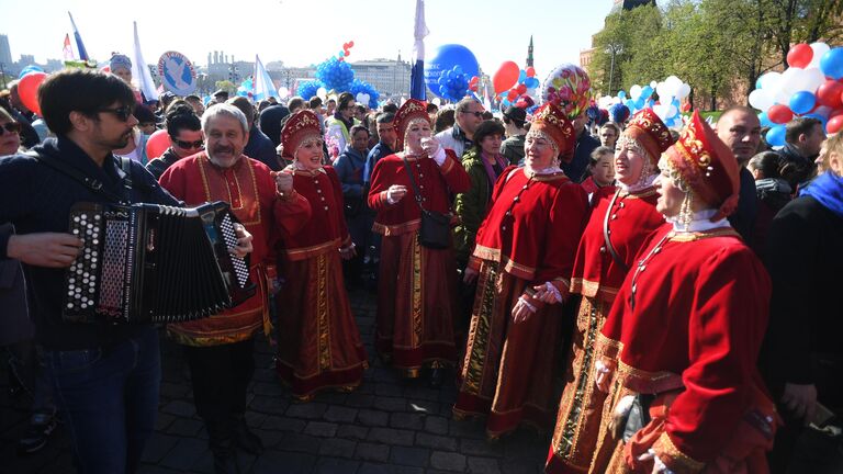 Участники первомайской демонстрации на Красной площади