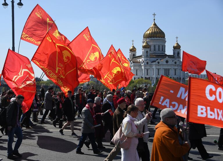 Шествие и митинг КПРФУчастники первомайского шествия сторонников КПРФ в День международной солидарности трудящихся