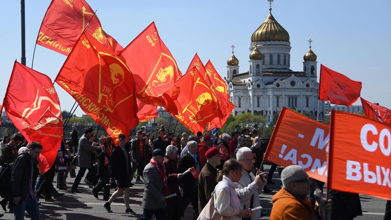 Шествие и митинг КПРФУчастники первомайского шествия сторонников КПРФ в День международной солидарности трудящихся