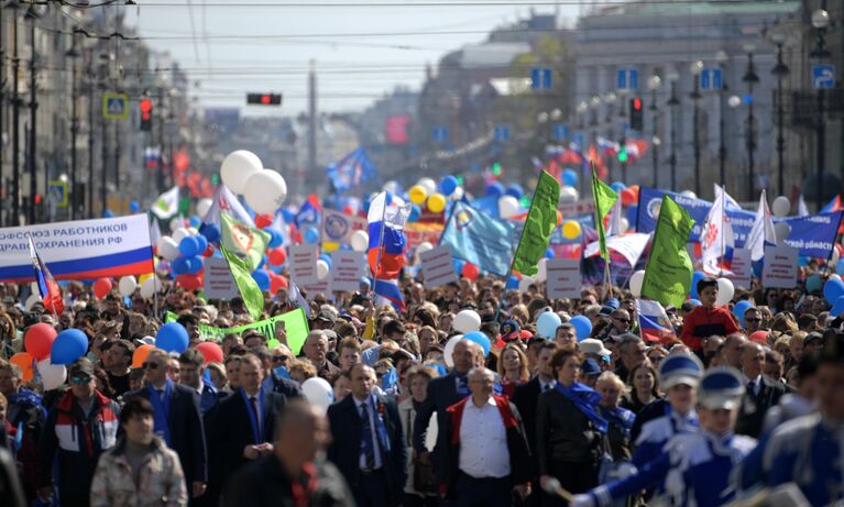 Участники первомайской демонстрации в День международной солидарности трудящихся в Санкт-Петербурге