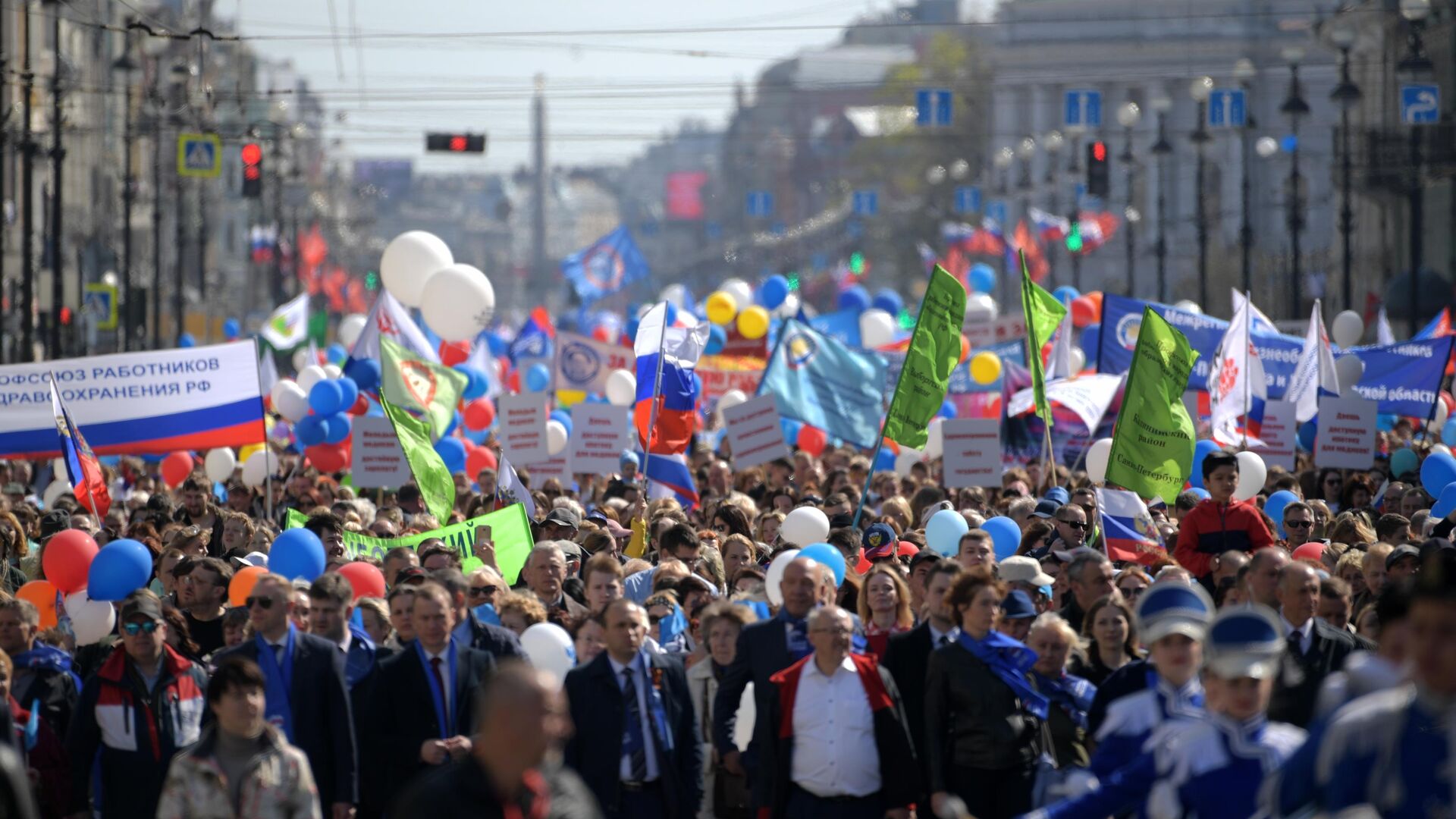 Участники первомайской демонстрации - РИА Новости, 1920, 01.05.2022