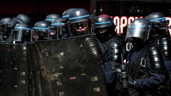 Сотрудники полиции во время первомайской демонстрации движения желтых жилетов в Париже