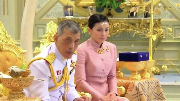 Король Таиланда Маха Вачиралонгкорн (Рама Х) во время церемонии бракосочетания с Сутхидой Вачиралонгкорн
