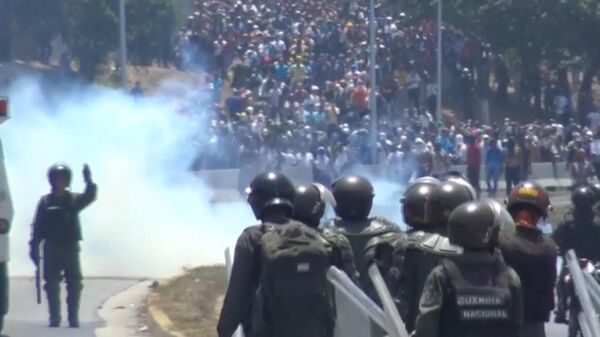 Демонстрации венесуэльцев после попытки госпереворота
