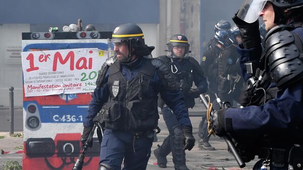 Полицейские во время уличных беспорядков в Париже