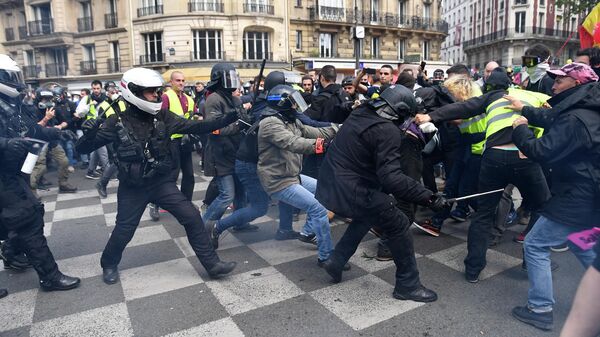 Столкновение полицейских и участников уличных беспорядков в Париже