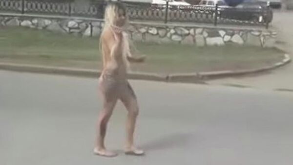 Гуляющую по Стерлитамаку голую девушку сняли на видео прохожие