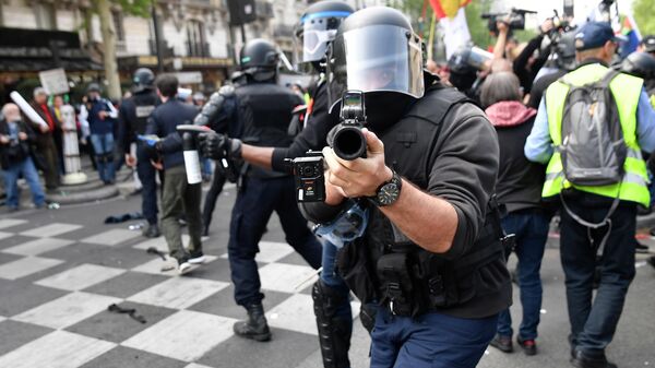 Полицейские во время уличных беспорядков в Париже