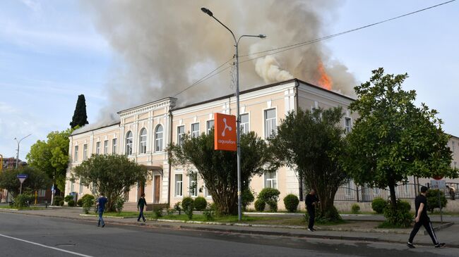 Дым над зданием русской средней школы №2 имени А.С. Пушкина в Сухуме, где произошло возгорание. 2 мая 2019
