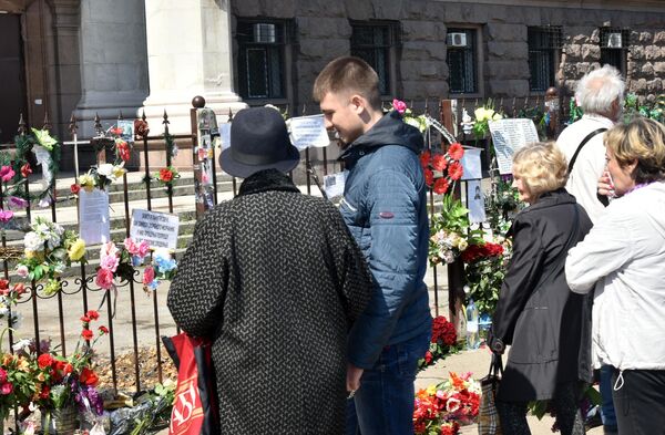 Жители Одессы возлагают цветы на Куликовом поле во время траурных мероприятий, посвященных годовщине трагических событий 2 мая 2014 года Жители Одессы возлагают цветы на Куликовом поле во время траурных мероприятий, посвященных годовщине трагических событий 2 мая 2014 года