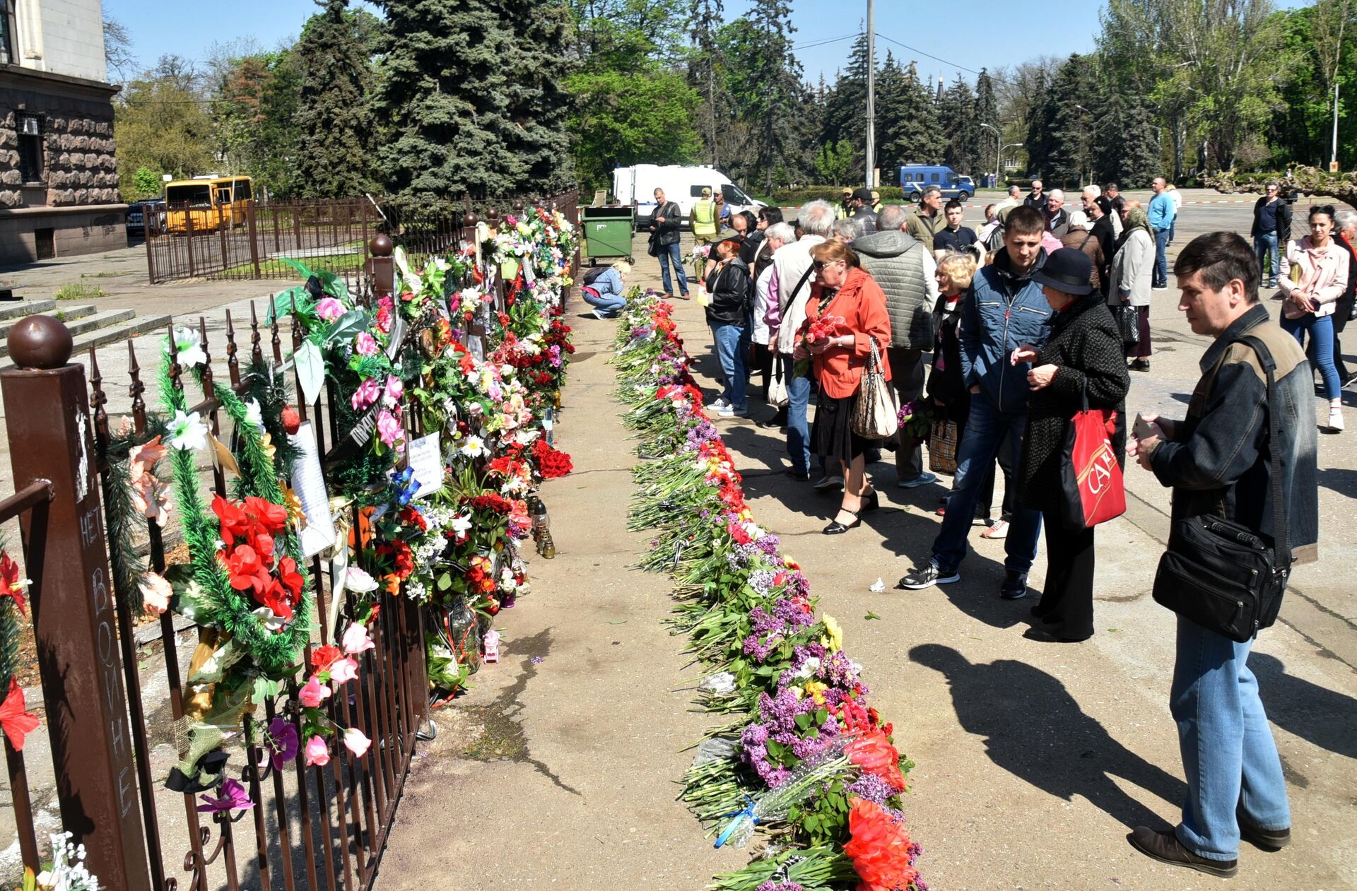 Жители Одессы возлагают цветы на Куликовом поле во время траурных мероприятий, посвященных годовщине трагических событий 2 мая 2014 года - РИА Новости, 1920, 30.04.2021