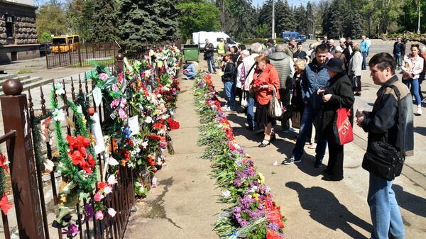 Жители Одессы возлагают цветы на Куликовом поле во время траурных мероприятий, посвященных годовщине трагических событий 2 мая 2014 года