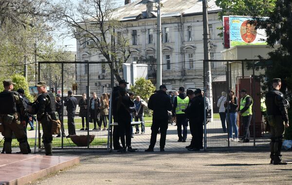 Сотрудники полиции у входа на территорию Куликова поля во время траурных мероприятий, посвященных годовщине трагических событий 2 мая 2014 года Сотрудники полиции у входа на территорию Куликова поля во время траурных мероприятий, посвященных годовщине трагических событий 2 мая 2014 года