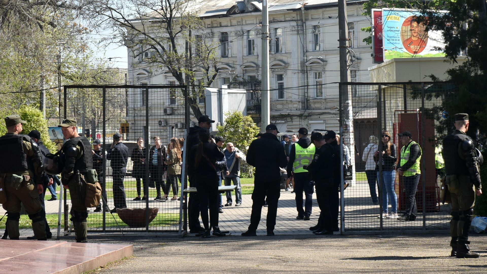 Сотрудники полиции у входа на территорию Куликова поля во время траурных мероприятий, посвященных годовщине трагических событий 2 мая 2014 года - РИА Новости, 1920, 02.05.2022
