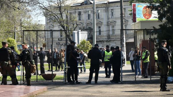 Сотрудники полиции у входа на территорию Куликова поля во время траурных мероприятий, посвященных годовщине трагических событий 2 мая 2014 года