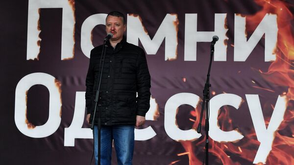 Бывший министр обороны ДНР Игорь Стрелков выступает на митинге Помни Одессу! на Суворовской площади в Москве