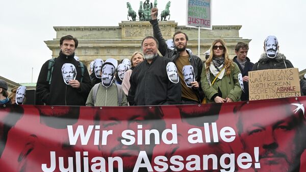 Китайский художник Ай Вэйвэй принимет участие в митинге в поддержку Джулиана Ассанжа в центре Берлина, Германия. 2 мая 2019