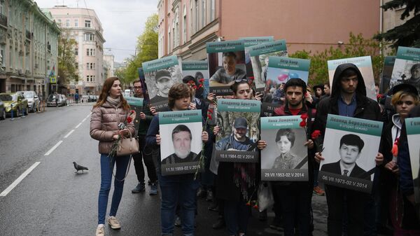 Участники акции Помним движения Антимайдан у здания посольства Украины держат портреты людей, погибших при пожаре 2 мая 2014 в Доме профсоюзов в Одессе. 2 мая 2019