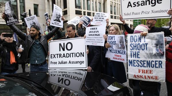 Участники акции в поддержку основателя WikiLeaks Джулиана Ассанжа перекрыли автомобильное движение у здания Вестминстерского мирового суда в Лондоне