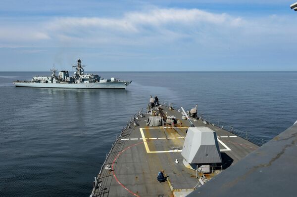 Корабли из состава первой постоянной морской группы, эсминец США USS Gravely и британский фрегат HMS Westminster проводят учения по буксировке в Балтийском море. 1 мая 2019 Корабли из состава первой постоянной морской группы, эсминец США USS Gravely и британский фрегат HMS Westminster проводят учения по буксировке в Балтийском море. 1 мая 2019
