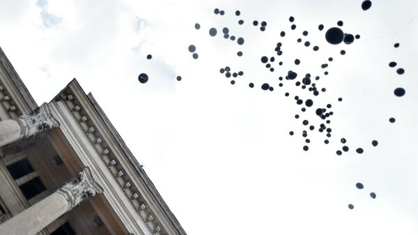Воздушные шары, выпущенные в небо жителями Одессы во время траурных мероприятий, посвященных годовщине трагических событий 2 мая 2014 года