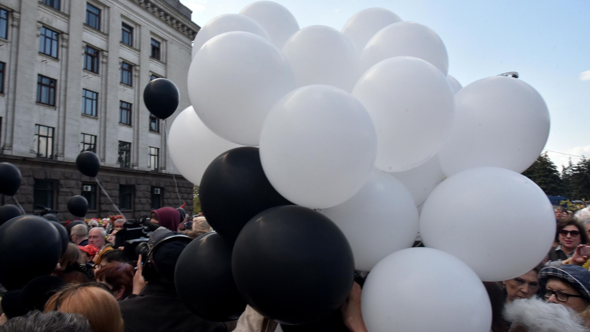 Жители Одессы несут воздушные шары к Дому профсоюзов во время траурных мероприятий, посвященных годовщине трагических событий 2 мая 2014 года - РИА Новости, 1920, 02.05.2021