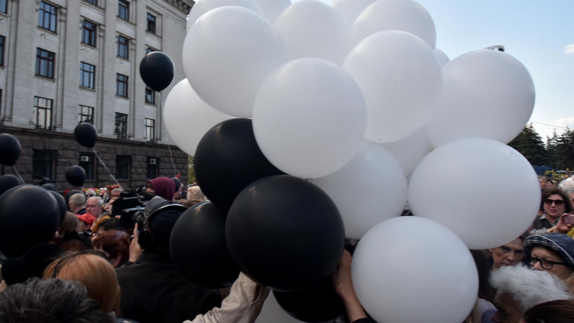 Жители Одессы несут воздушные шары к Дому профсоюзов во время траурных мероприятий, посвященных годовщине трагических событий 2 мая 2014 года - РИА Новости, 1920, 02.05.2021