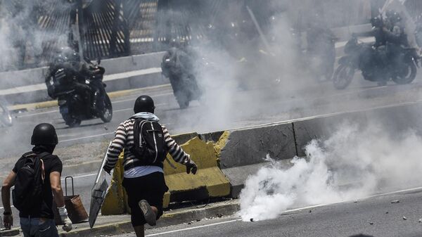 Протестующие во время столкновения с Национальной гвардией Венесуэлы в Альтамире, районе Каракаса. Архивное фото