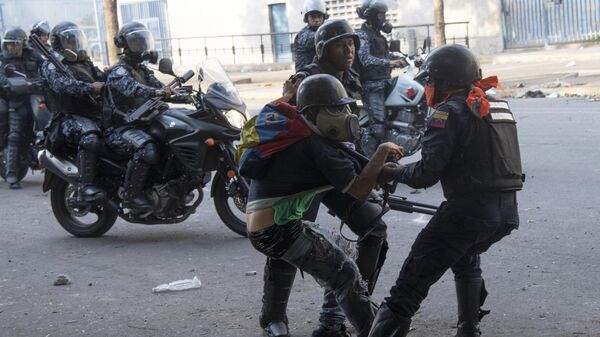 Столкновения протестующих с Национальной гвардией Венесуэлы в Альтамире, районе Каракаса