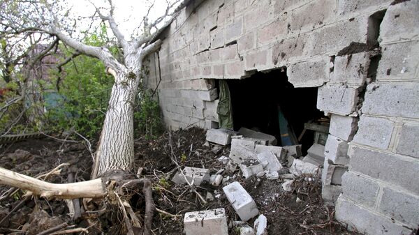 Разрушенная стена дома в результате обстрелов Докучаевска в Донецкой области