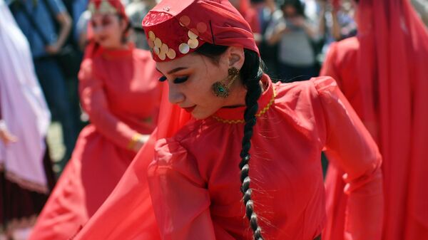 Девушки в национальных костюмах во время празднования Хыдырлеза в Бахчисарае. 4 мая 2019