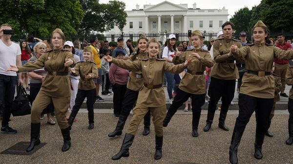 Юные участники акции Бессмертный полк перед началом шествия по улицам Вашингтона
