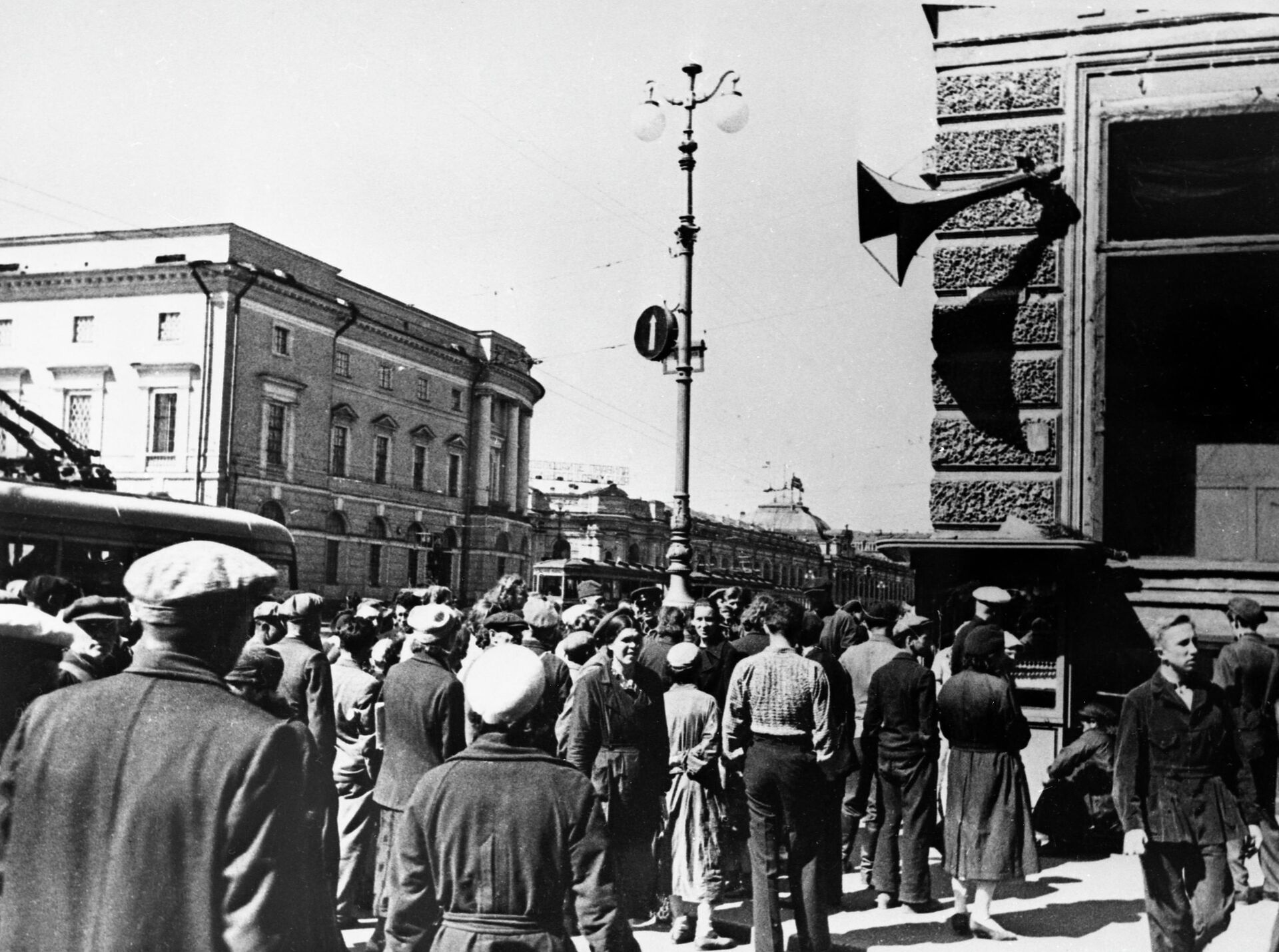 Жители Ленинграда 22 июня 1941 года во время объявления по радио правительственного сообщения о нападении фашистской Германии на Советский Союз - РИА Новости, 1920, 18.06.2021