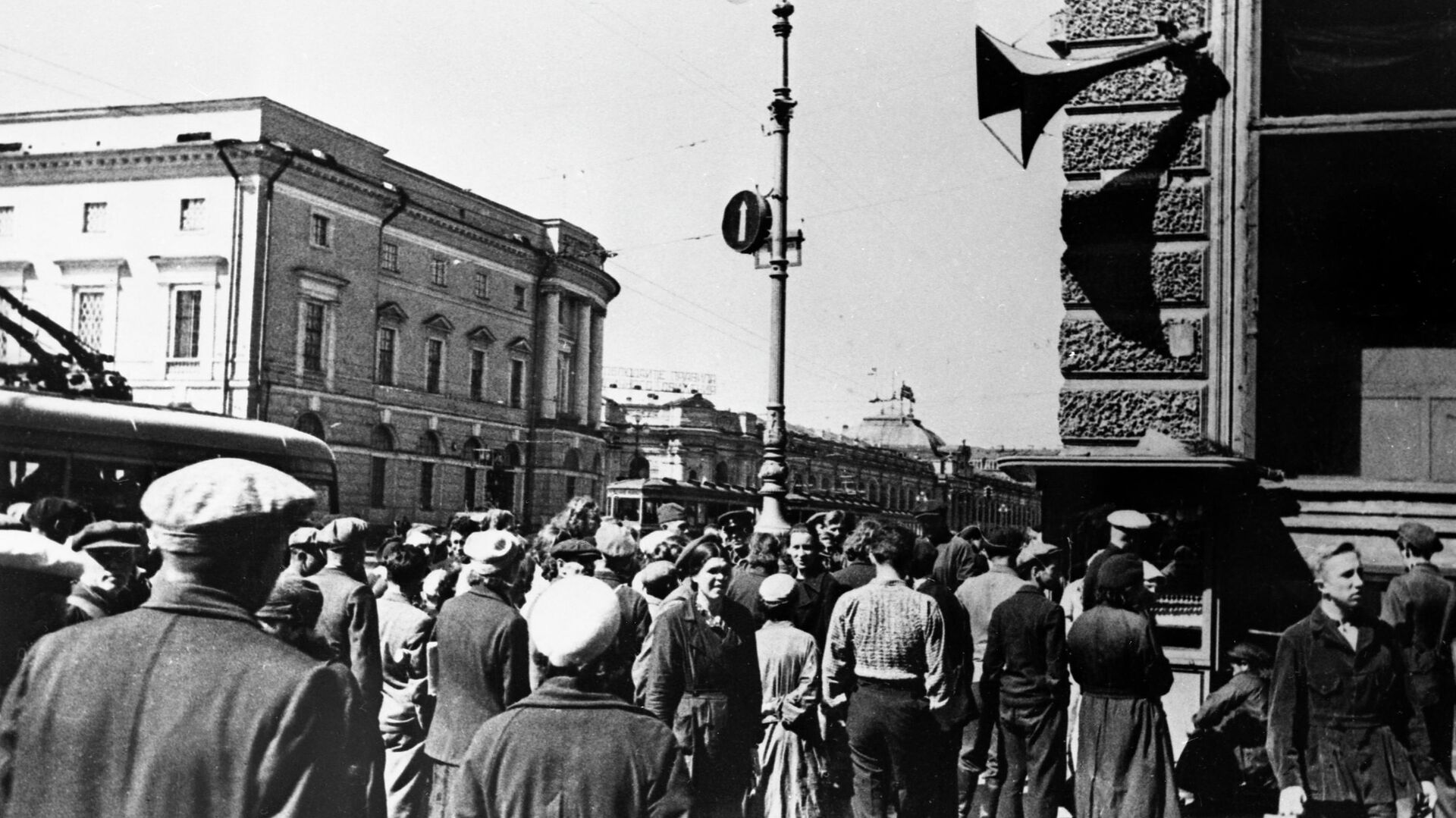 Жители Ленинграда 22 июня 1941 года во время объявления по радио правительственного сообщения о нападении фашистской Германии на Советский Союз - РИА Новости, 1920, 20.06.2023