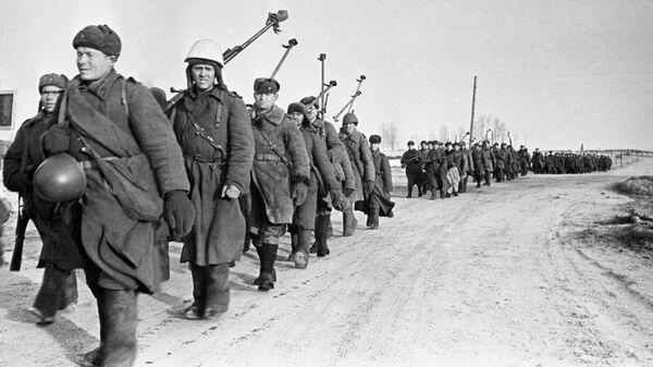 Бойцы истребительного противотанкового батальона на пути к Вязьме после боев за Ржев