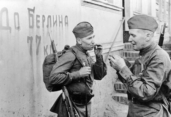 Советские солдаты перекуривают перед последним рывком