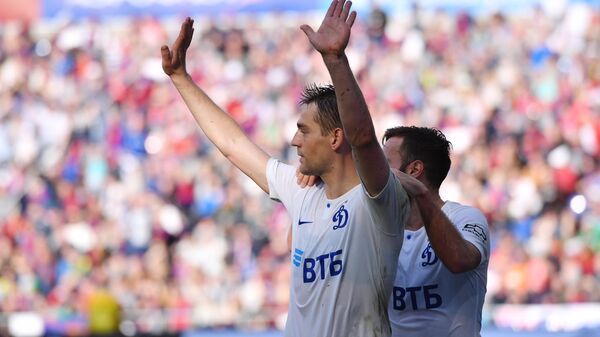 Футболисты  Динамо Кирилл Панченко (слева) и Мигел Кардозу радуются забитому голу