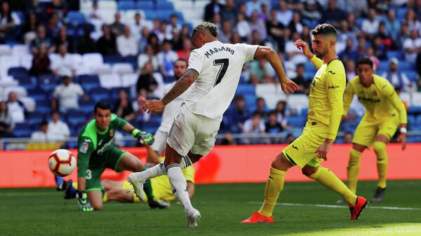 Форвард Реала Мариано забивает мяч в ворота Вильярреала