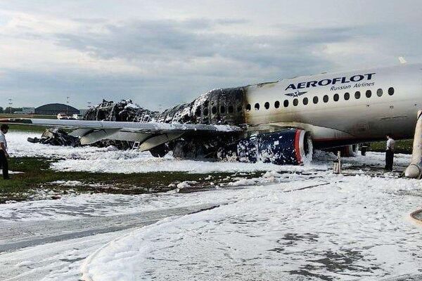 Последствия возгорания самолета Sukhoi Superjet в аэропорту Шереметьево