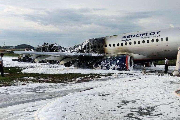 Последствия возгорания самолета Sukhoi Superjet в аэропорту Шереметьево