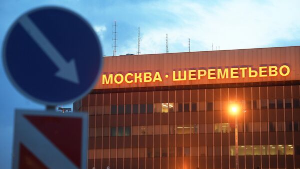 Вывеска на здании терминала аэропорта Шереметьево