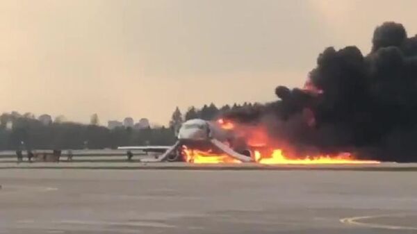 Самолет авиакомпании Аэрофлот Sukhoi Superjet 100, вернувшийся во время рейса Москва - Мурманск в аэропорт Шереметьево из-за возгорания на борту