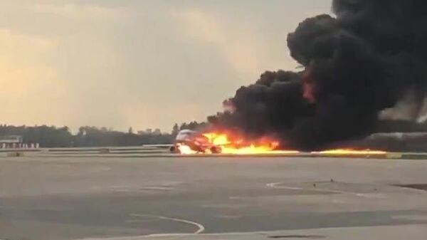 Самолет авиакомпании Аэрофлот Sukhoi  Superjet 100, вернувшийся во время рейса Москва - Мурманск в аэропорт Шереметьево из-за возгорания на борту