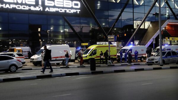 Кареты скорой помощи у здания аэропорта Шереметьево, где самолет авиакомпании Аэрофлот Sukhoi Superjet 100 был вынужден вернуться в аэропорт из-за возгорания на борту