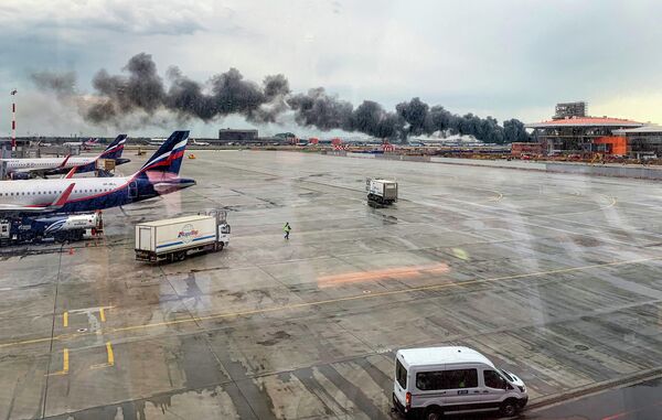 Самолет авиакомпании Аэрофлот Sukhoi Superjet 100, вернувшийся во время рейса Москва - Мурманск в аэропорт Шереметьево из-за возгорания на борту 