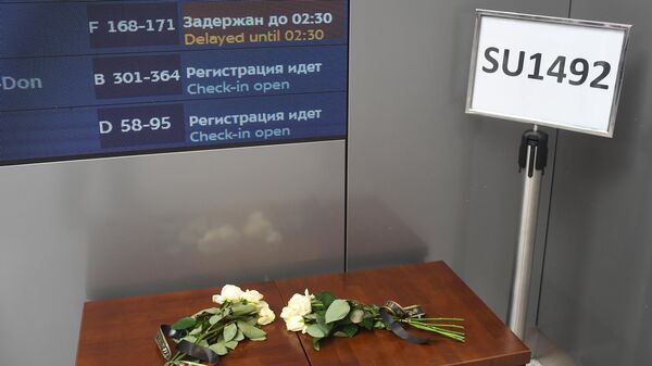 Цветы в аэропорту Шереметьево в память о жертвах возгорания на борту самолета авиакомпании Аэрофлот Superjet 100 с бортовым номером RA-89098, который выполнял рейс Москва - Мурманск