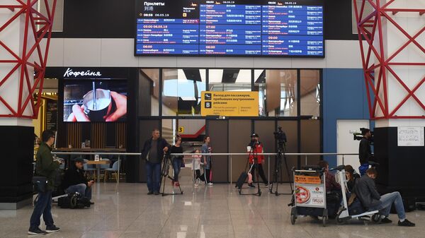 Пассажиры и журналисты в аэропорту Шереметьево