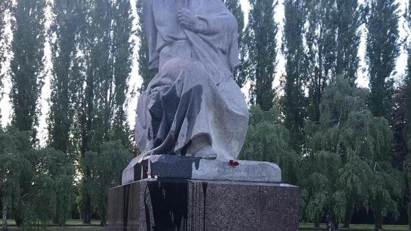 Оскверненный монумент Скорбящая мать на территории мемориала в Трептов-парке в Берлине